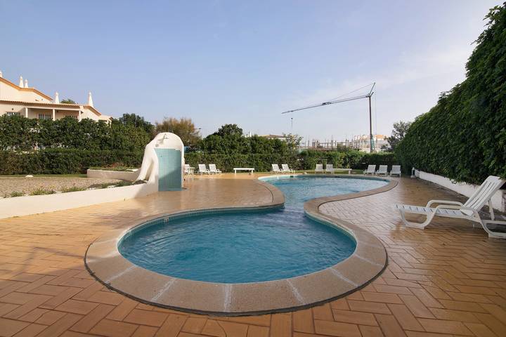 Holiday rental for 6 people, with garden and balcony in Olhos de Água