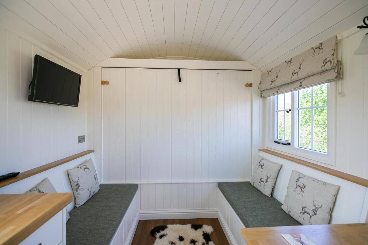 Cabin for 2 with walks, Wifi, bat and restaurant in Angus