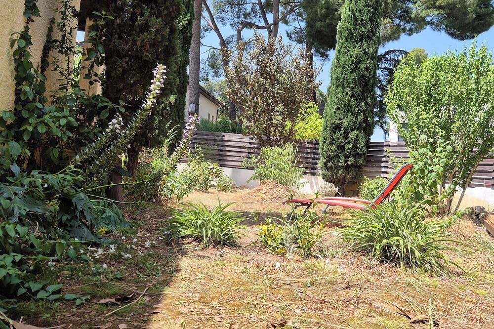 House in the South of France, 15 minutes from the Mediterranean Sea - sleeps 5 in Cournonsec, Côte d'Améthyste