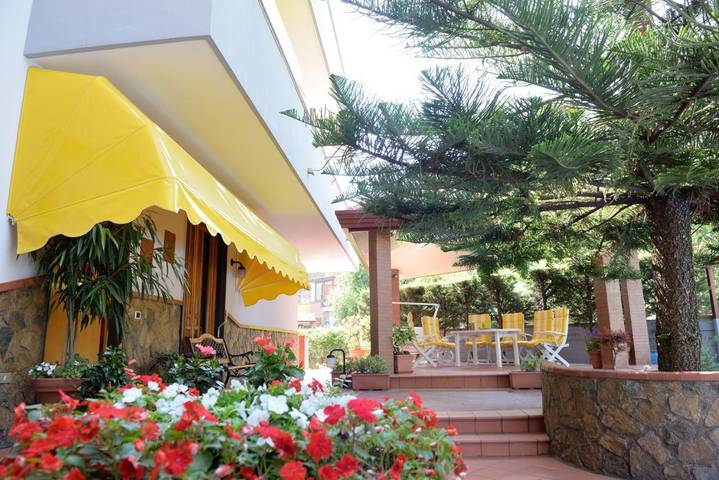 Chambre d’hôte pour 4 personnes, avec piscine ainsi que jardin et jacuzzi, adapté aux familles