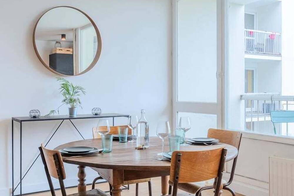 Entire apartment, Two bedrooms with balcony and parking in La Madeleine, Lille region