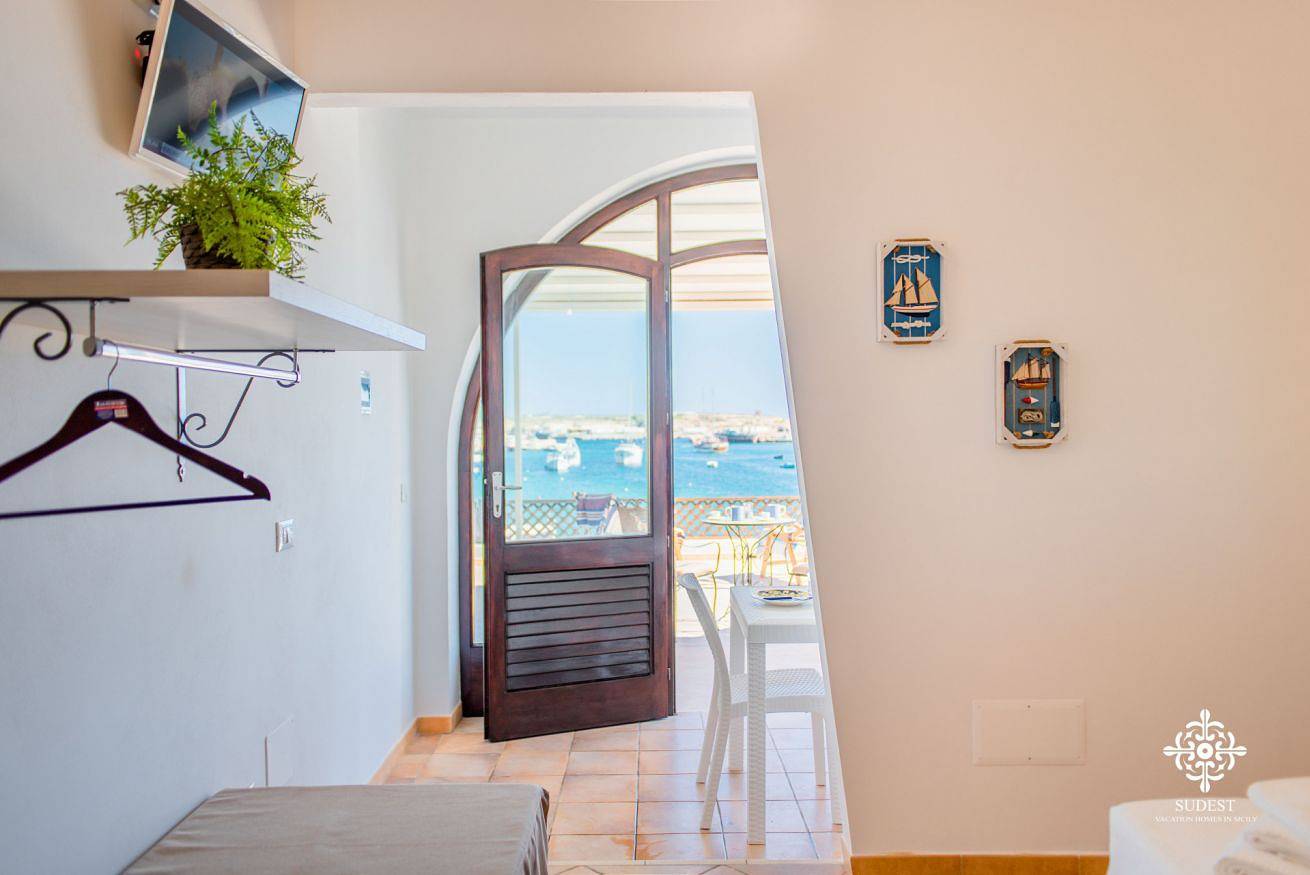 Entire apartment, Kalammare 2 - Deluxe seafront Apartment in Lampedusa City, Pelagie Islands