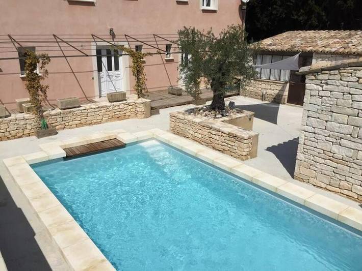 Location de vacances pour 4 personnes, avec piscine et terrasse ainsi que sauna et jardin à Cornillon