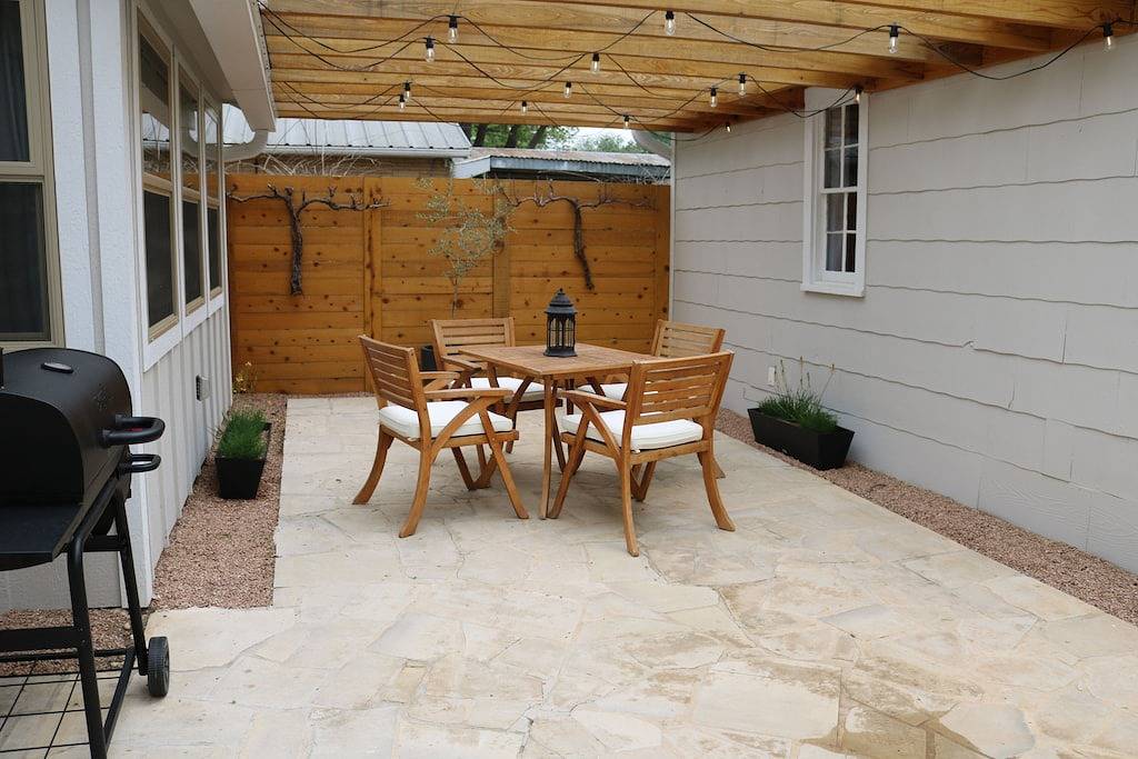 The Grape Escape - Beautiful home with indoor hot tub blocks away from Main St. in Gillespie County