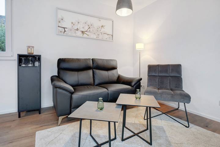 Holiday Home 'Accommodation for Trade Fairs and Leisure' with Private Garden in Hemmingen, Region Hannover
