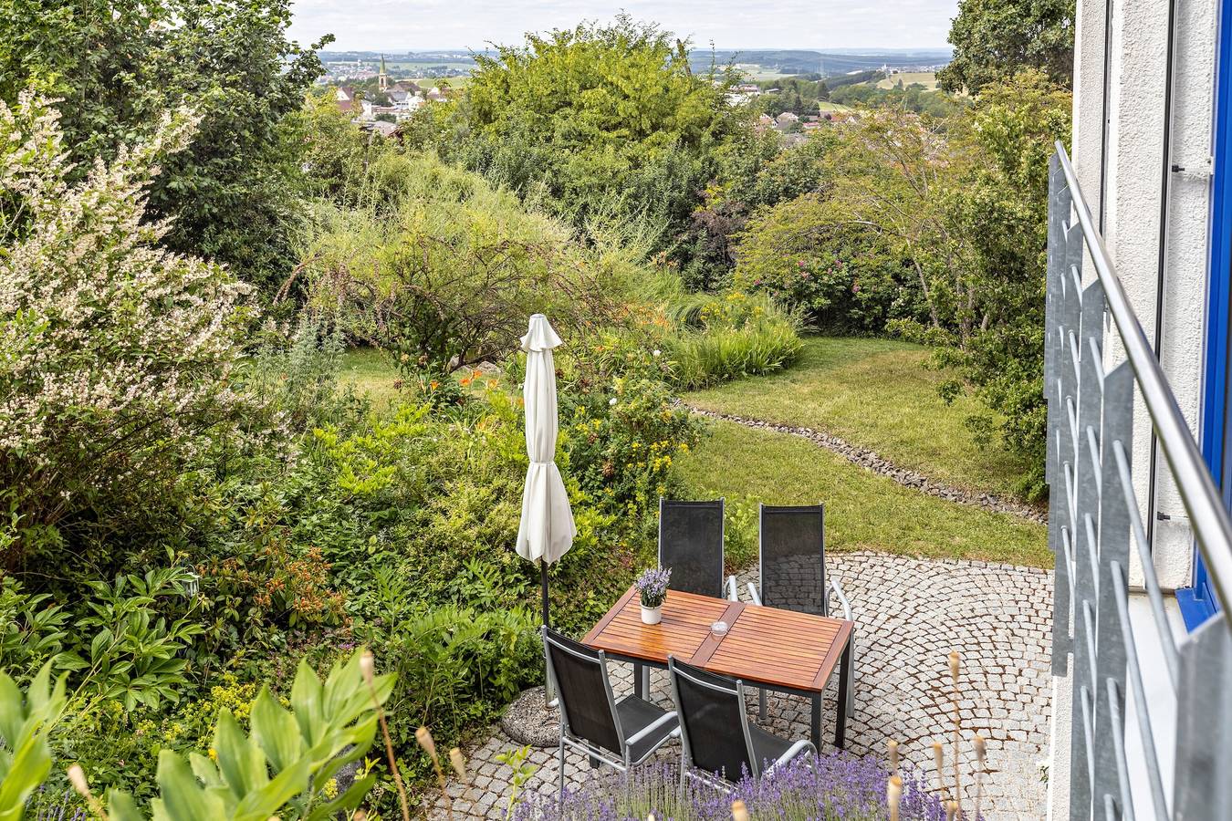 Ganze Wohnung, "Ferienwohnung mit Terrasse" mit Blick in einen naturnahen Garten in Denkingen, Albsteig Etappe 15