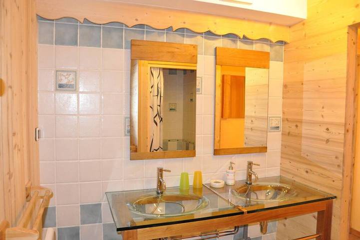 Gîte pour 4 personnes, avec jardin à Queige - 2