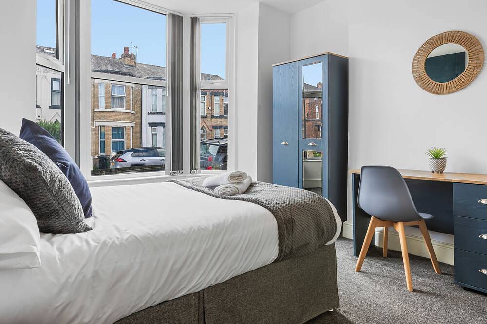 Large 6 bed 3 bath House ideal for workers/large groups in Merseyside