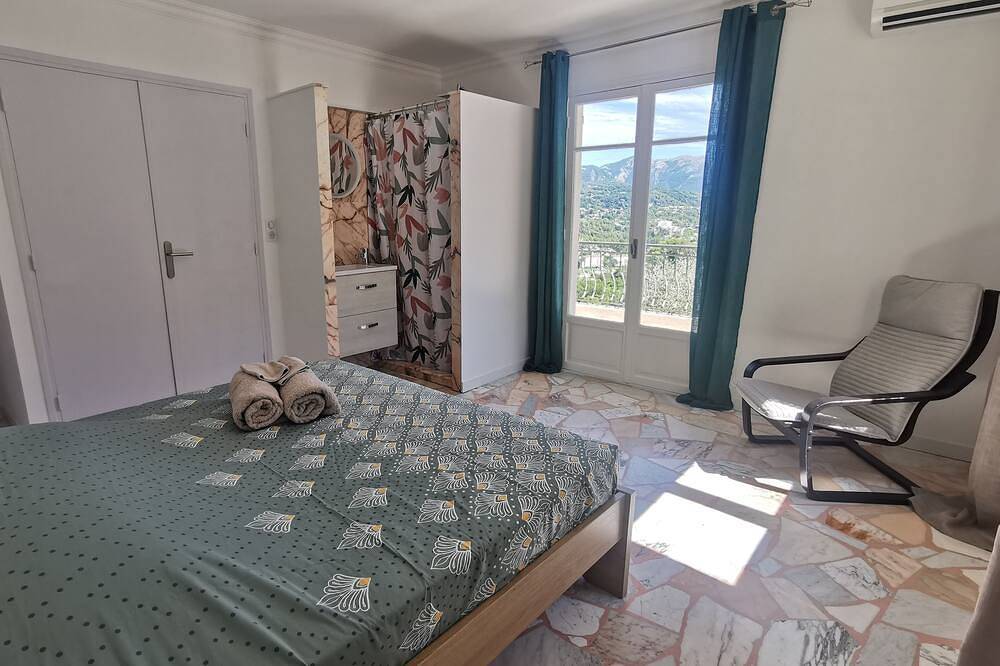 Séjour en Pleine Nature, vue Imprenable, Jacuzzi in Contes, Nice region