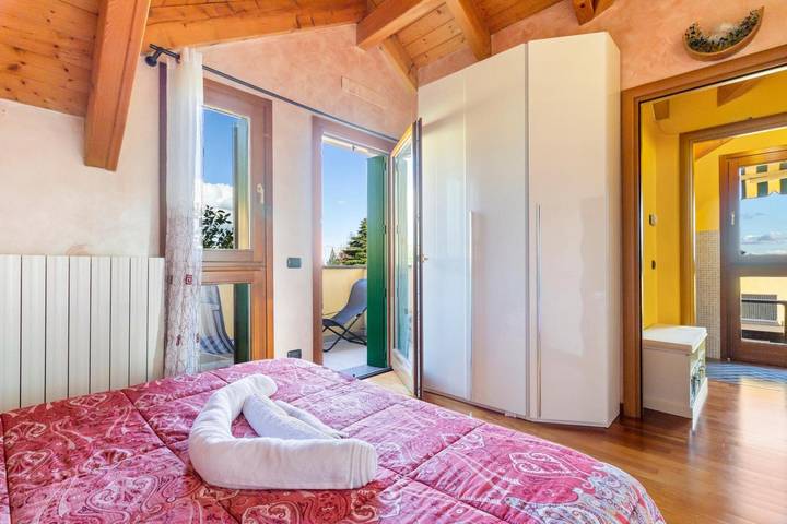 Apartamento inteiro, Apartamento 'Orange House' com vista para a montanha, terraço privado e acesso Wi-Fi in Viggiù, Município de Viggiù