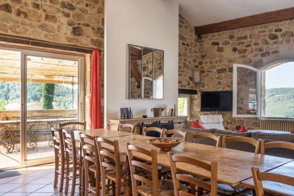 La Feneire est un gîte situé situé au coeur de l'Ardèche. in Ailhon, Parc naturel régional des Monts d'Ardèche