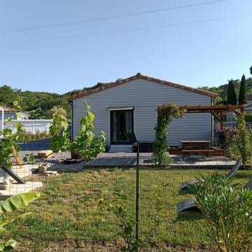 Gîte pour 4 personnes, avec piscine ainsi que terrasse et jardin à Berrias-et-Casteljau