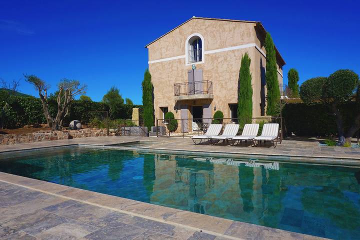 Location de vacances pour 12 personnes, avec jardin et terrasse ainsi que piscine et jacuzzi, animaux acceptés à Cuers - 2