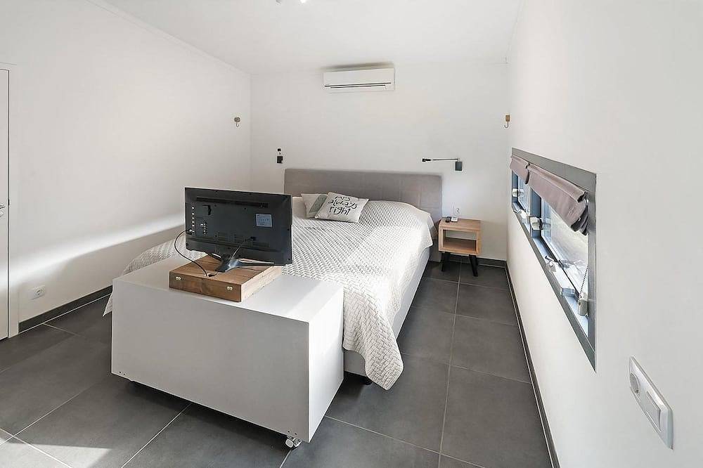Die Terrassen einer 4-Personen-Villa Super Vip liegen direkt am Wasser und verfügen über einen eigenen Badesteg, Jacuzzi u. Infrarot sauna. in Ouddorp, Goeree-Overflakkee