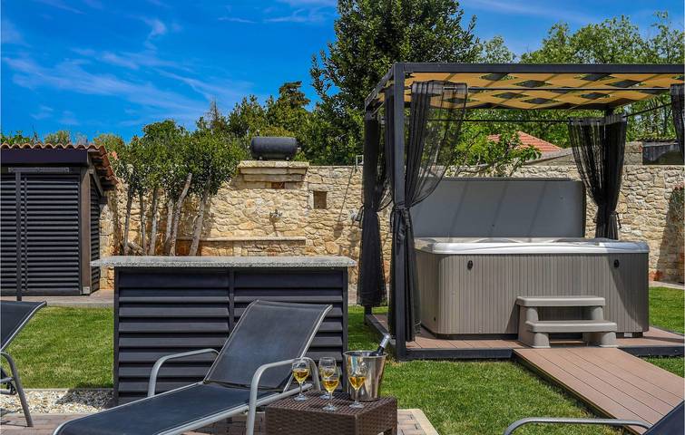Charmant appartement de 150 m² avec piscine, terrasse et accès à la plage in Nin, Région de Zadar