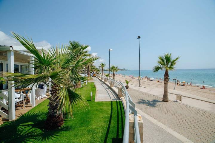 Location de vacances pour 3 personnes, avec Terrasse et Jacuzzi ainsi que Jardin et Bassin pour enfant dans Platja de l'Almadrava