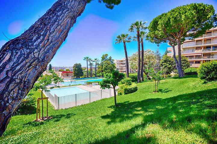 Location de vacances pour 6 personnes, avec balcon et jardin ainsi que piscine et jacuzzi à Juan-les-Pins
