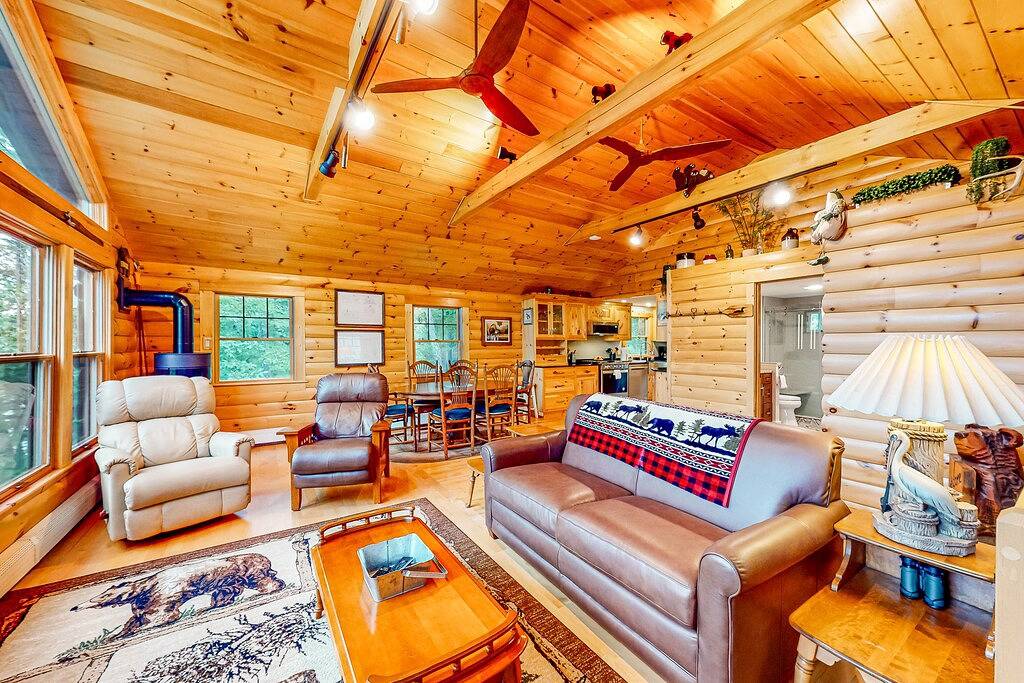 Lakefront home with lovely lake views - one mile from the casino in Oxford County