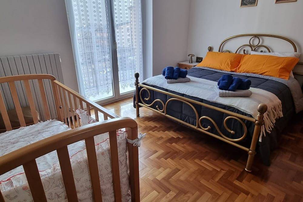 Ganze Wohnung, Colomba House Tirano spacious cozy with 3 rooms, 5 minutes from stations in Tirano (stadt), Tirano