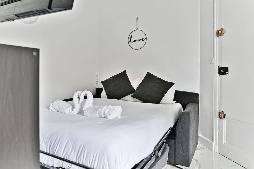 Entire apartment, Black and White Studio - Les Lilas in Les Lilas, Seine-Saint-Denis