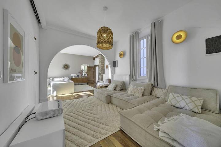 Gîte pour 14 personnes, avec terrasse ainsi que piscine et jacuzzi dans Palleau