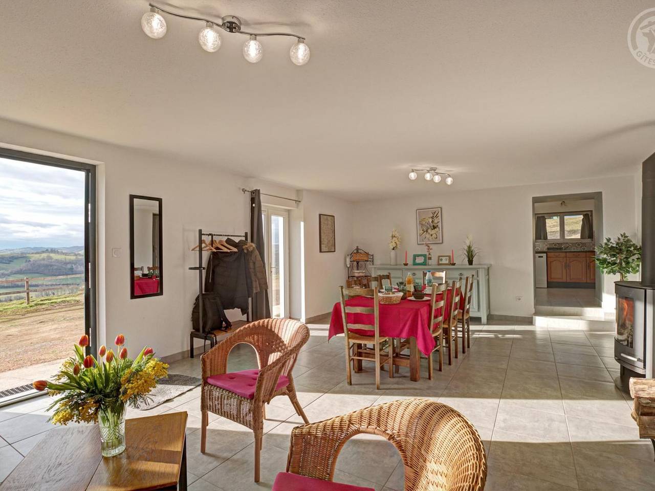 Gîte paisible 3 chambres avec cheminée et animaux admis in Régny, Région de Roanne