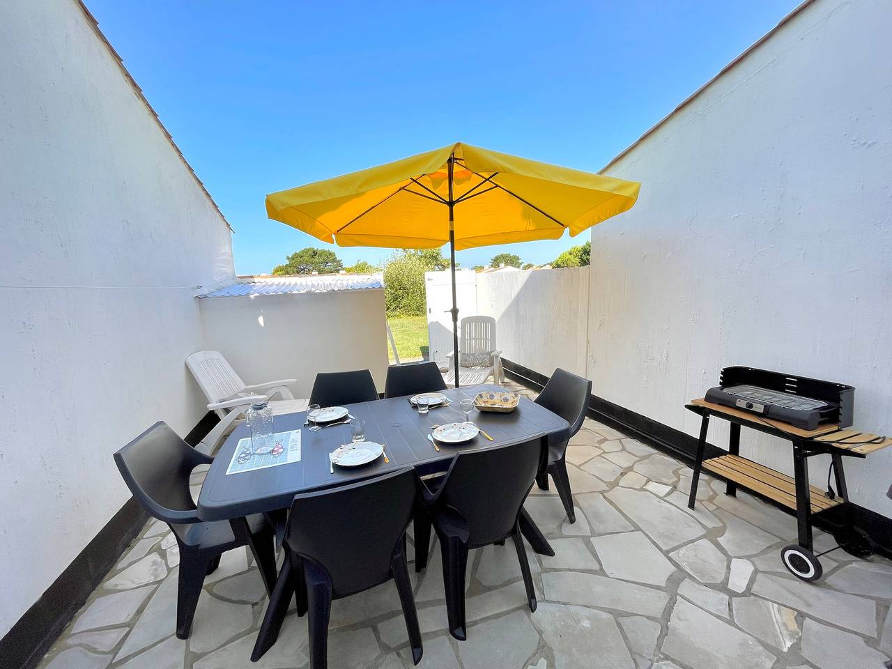 House with heated pool, tennis, Wi-Fi 600m from the sea in Bretignolles-sur-Mer, Loire Valley