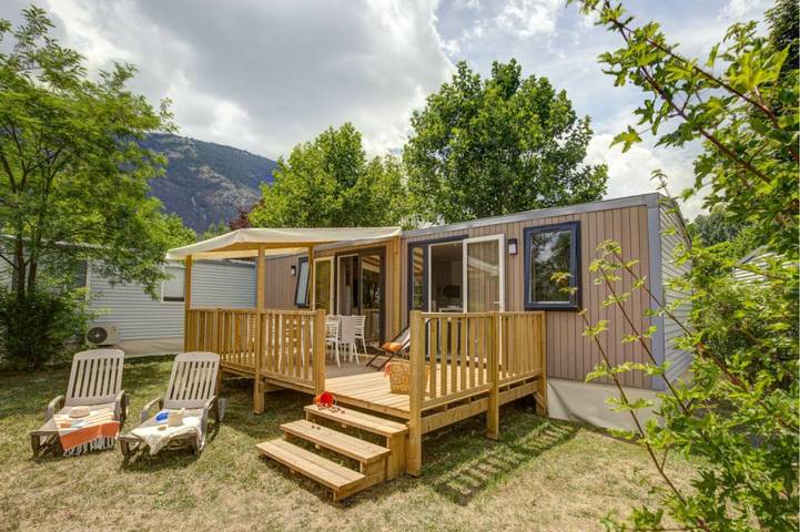 Location de vacances pour 6 personnes, avec jardin ainsi que terrasse et piscine, animaux acceptés à Castellane