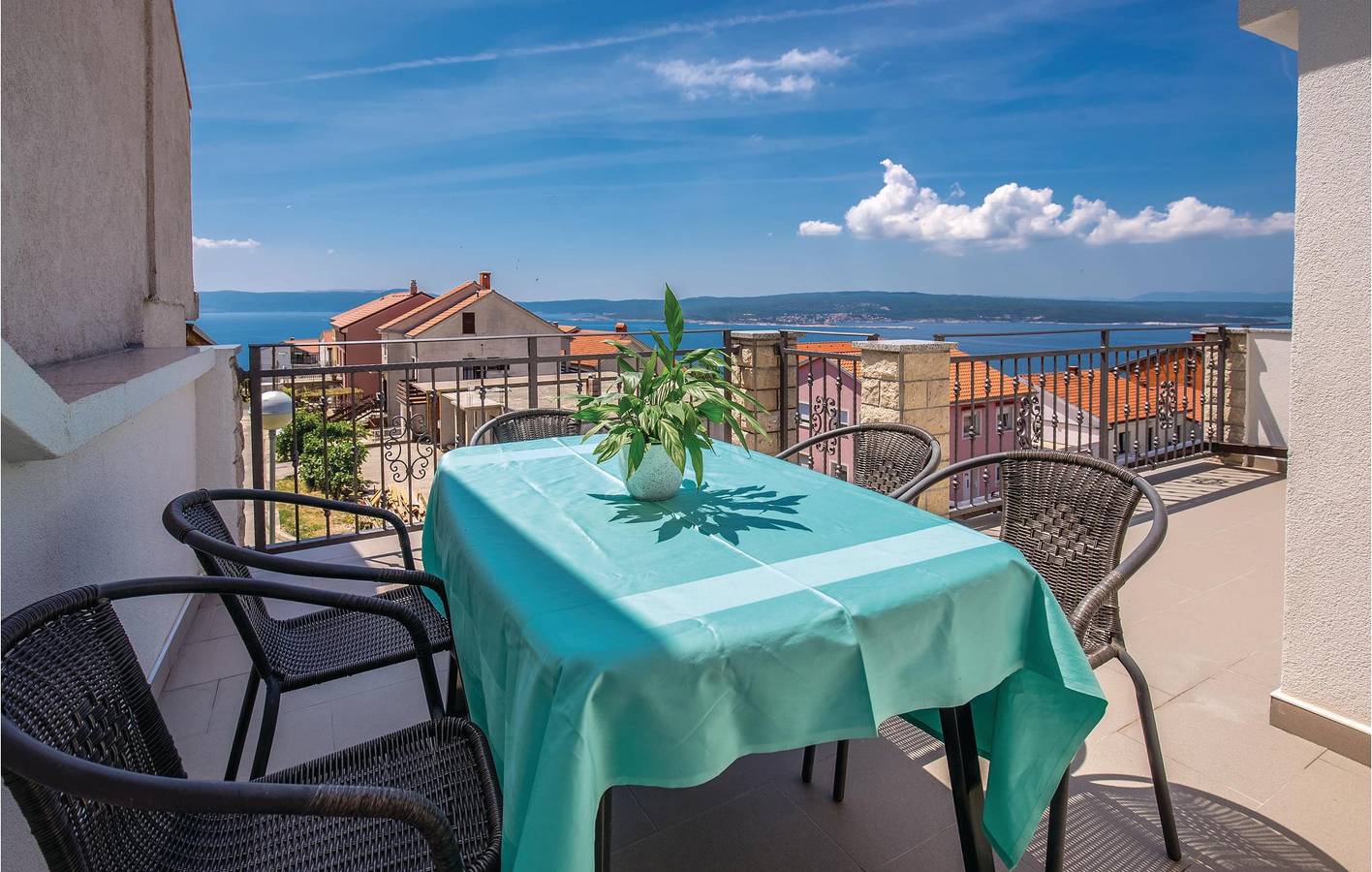 Ganze Ferienwohnung, Gemütliche Ferienwohnung mit Pool, Terrasse, 1 km zum Strand und kostenlosen Parkplätzen in Crikvenica, Primorje-Gorski Kotar