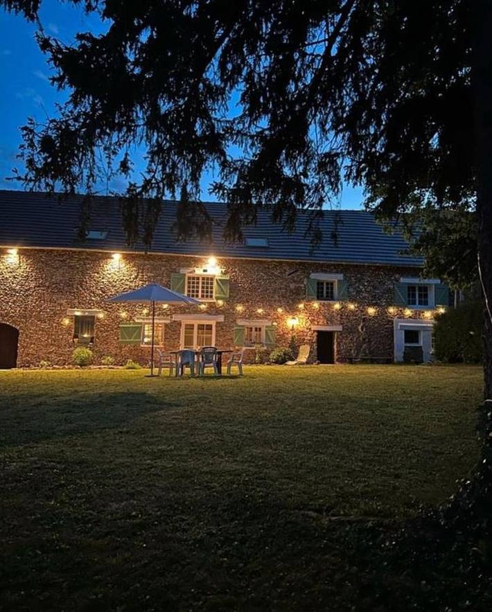 Gîte pour 13 personnes, avec jardin et piscine à Rebais