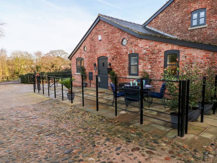 Log cabin for 4 people, with garden in Cheshire