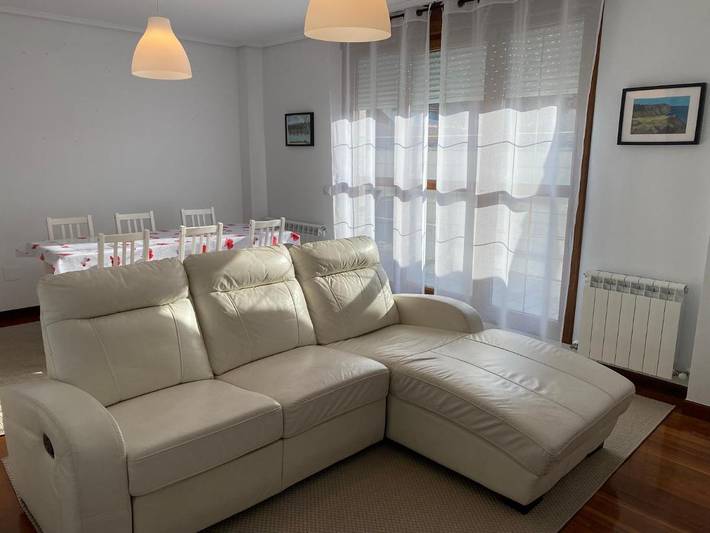 Apartamento para 5 personas, con Terraza además de Piscina y Vistas en Ramales de la Victoria