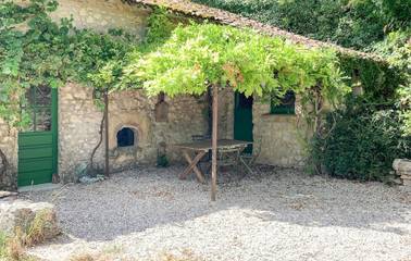 Location de vacances pour 4 personnes, avec terrasse ainsi que jardin et piscine à Monsac
