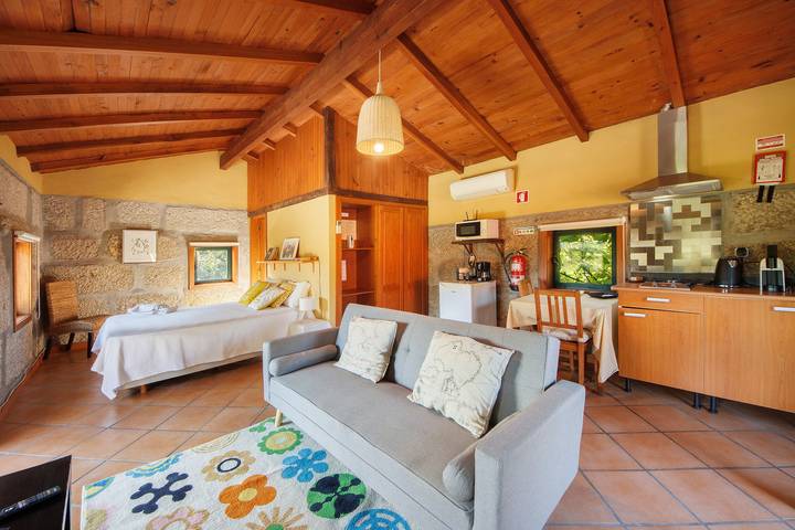 Apartamento entero, Apartamento 'Casa De Andrães Loft Heras' con piscina compartida, Wi-Fi y aire acondicionado in Santo Isidoro e Livração, Distrito de Porto