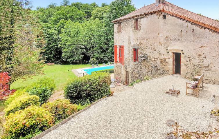Location de vacances pour 8 personnes, avec terrasse et piscine à Saint-Paul-la-Roche