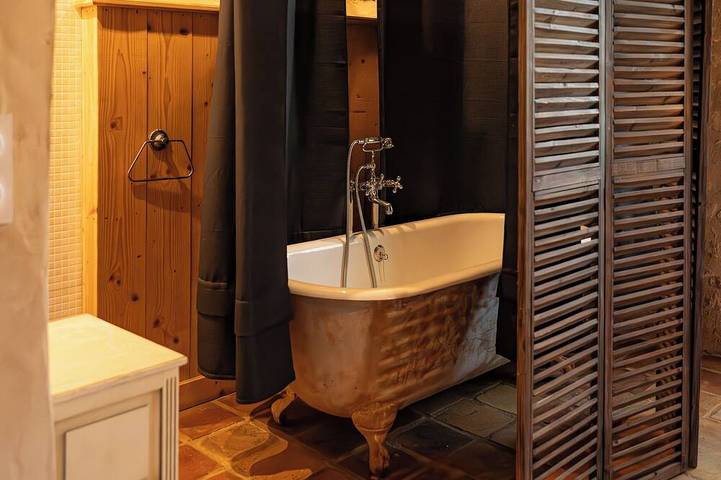 Farmhouse well renovated with heated pool, Jacuzzi, sauna, home cinema in Saint-Laurent-des-Bâtons, Val de Louyre et Caudeau