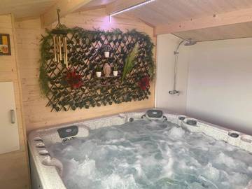 Gîte pour 12 personnes, avec jardin et jacuzzi à Preures