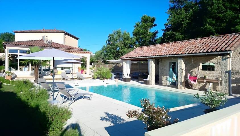 Chambre d’hôte pour 4 personnes, avec jardin et jacuzzi ainsi que piscine et sauna
