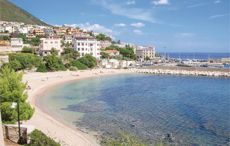 Apartamento vacacional entero, Apartamento junto a la playa con propietario in situ y WiFi in Cala Gonone, Dorgali