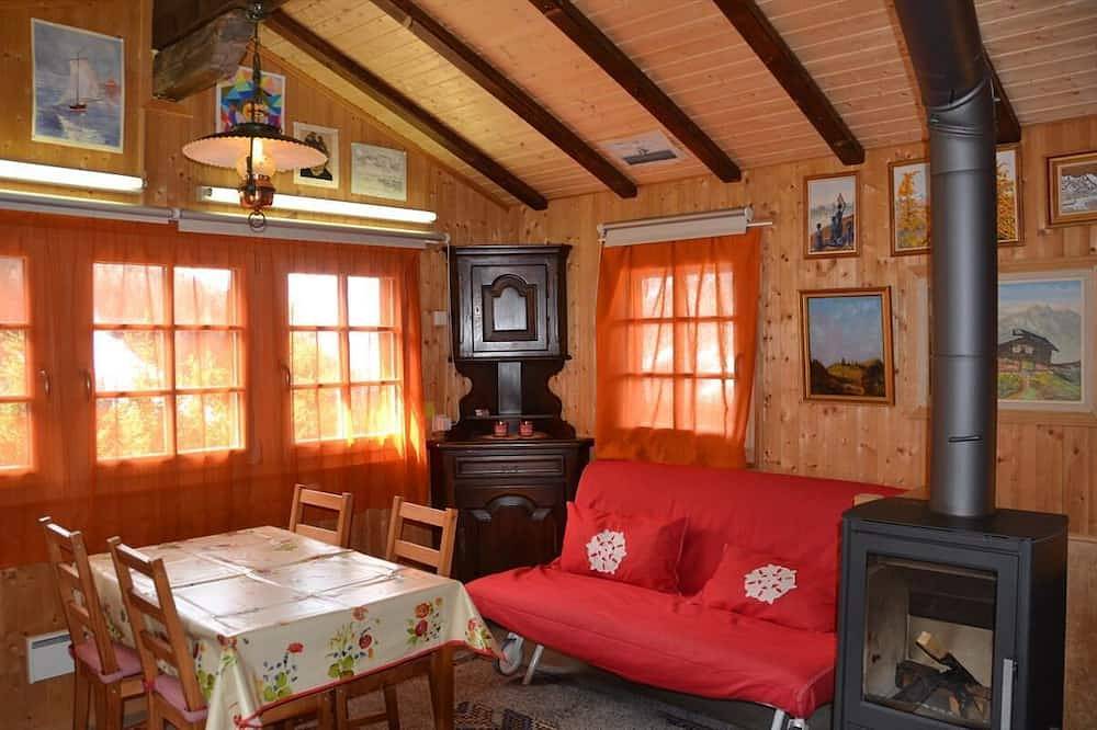 Außen: Mazot auf 2 Stockwerken, für 2-4 Personen, Balkon auf 3 Seiten oben und eine schöne Terrasse in Saint Luc, Anniviers