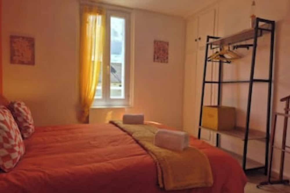 Family home in Montreuil-Bellay, La Thibaudière. Sleeps 10. in Montreuil-Bellay, Loire-Tal
