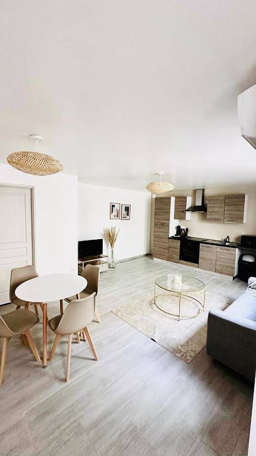 Appartement entier, One-Bedroom Apartment in Colombiers, Côte d'Améthyste
