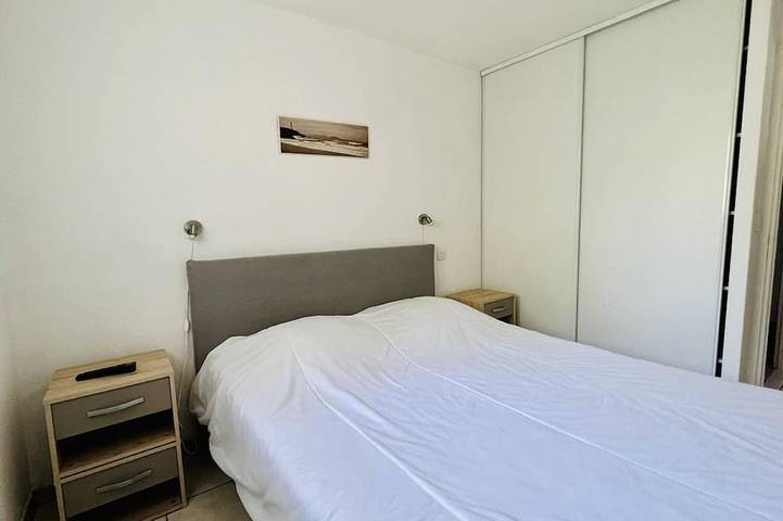 Entire apartment, Cambo: Comfortable T2 Apartment with Wifi and Parking in Cambo-les-Bains, Bayonne region
