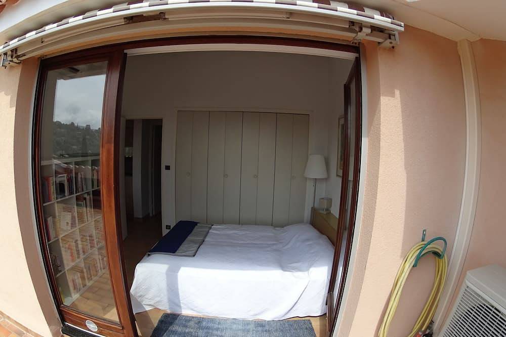 Entire apartment, Sunny fully equipped apartment with fantastic sea view. in Rayol-Canadel-sur-Mer, Draguignan region
