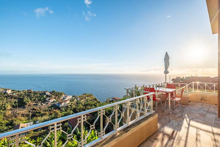 Location de vacances pour 4 personnes, avec Vue sur l’océan ainsi que Balcon et Terrasse à Calheta