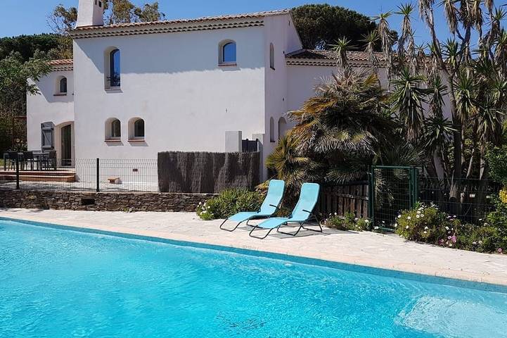 Location de vacances pour 11 personnes, avec Balcon ainsi que Terrasse et Jardin dans Plage de la Madrague (Giens)