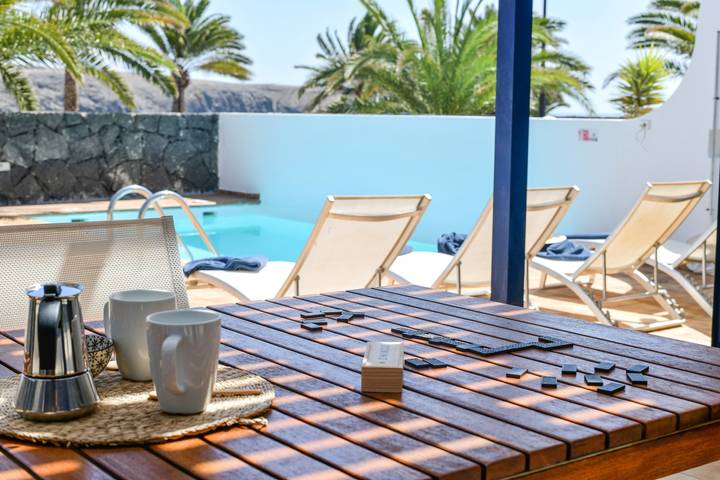 Villa "Coloradas Beach" cerca de la playa con vistas al mar y piscina in Playa Blanca, Yaiza