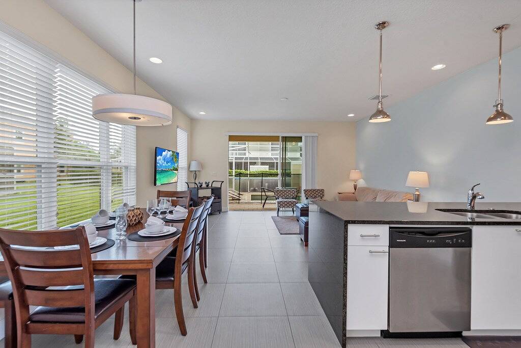 3 Bed, 3 Bath Townhome with Screened-In Private Pool and Access Resort in Four Corners, Lake County