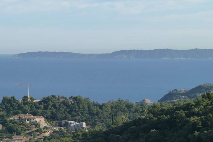 Location de vacances pour 5 personnes, avec terrasse et jardin dans Cap Bénat