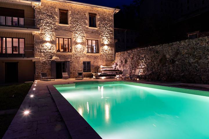 Gîte pour 6 personnes, avec jacuzzi et piscine ainsi que jardin et terrasse, animaux acceptés